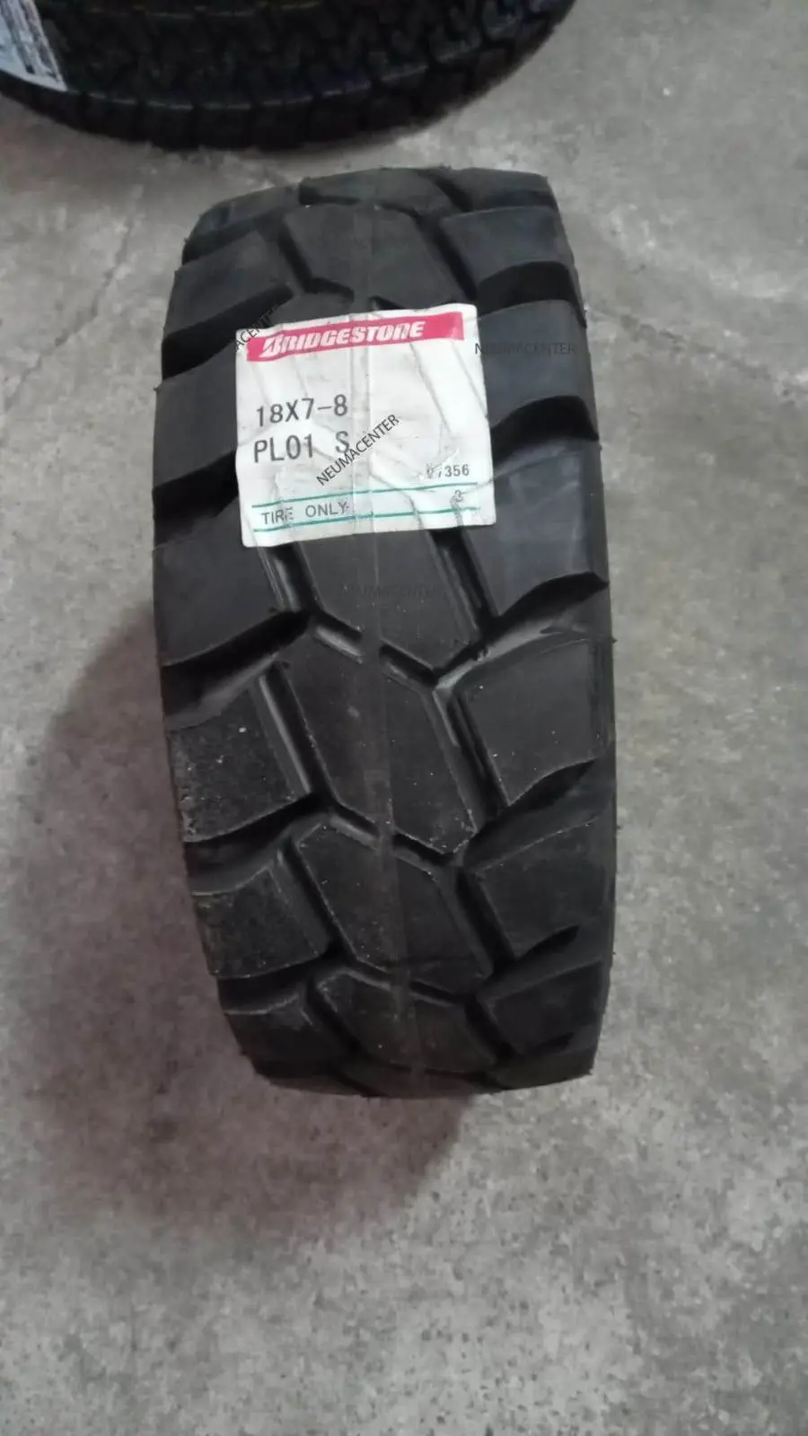 Bridgestone 18X7 X 8 PL01 Macizo AGOTADO - Imagen 2