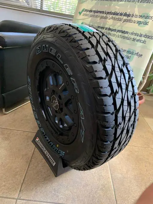 Bridgestone LT 265/70 R17 118/115S Dueler A/T 697 OWL - Imagen 2