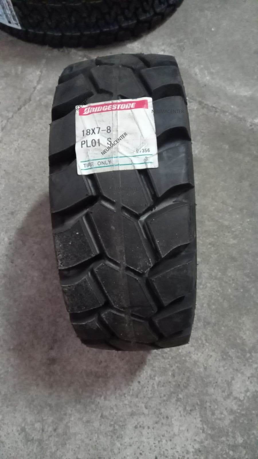 Bridgestone 18X7 X 8 PL01 Macizo AGOTADO - Imagen 2